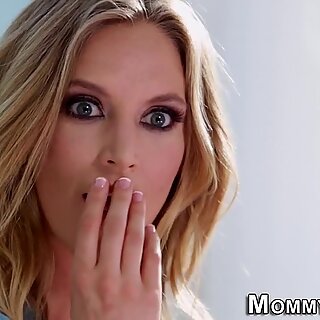 Les teen eats out milf
